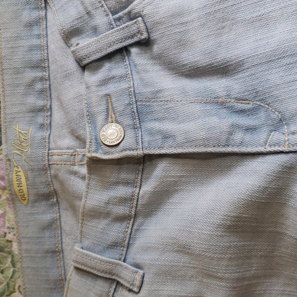 Old Navy "The Flirt" Bermuda Short Light Wash Denim Midrise Size 2